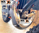 Protetor de Curva Carbono / Fibra Marca Kicarbono KTM 2T TBI EXC 250/300 2024 a 2025 - SX/XC 250/300 23 a 25 - Husqvarna 250/300 TE/TBI 24 e 25 - TX 23 a 25 - Gas Gas EC/EX 250/300 2T 24 e 25 TBI
