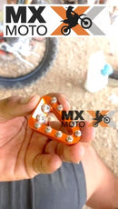 Ponta de Pedal de Freio em Alumínio para KTM SX / XC / SXF / XCF 16 >  - XCW / EXC / EXCF 2017 > - Husqvarna TC FC FX TX 16 > TE FE TBi 17 > - Gas Gas todas 2T e 4T 2021 > Substitui a peça: 55413051000