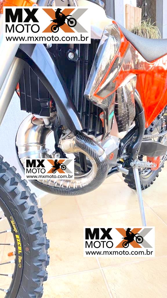 Protetor de Curva Carbono / Fibra Marca Kicarbono KTM 2T EXC 250/300 2020 a 2023 / Husqvarna 250/300 TE/TPi 20 a 23 - Gas Gas 250/300 2T 21  e 23